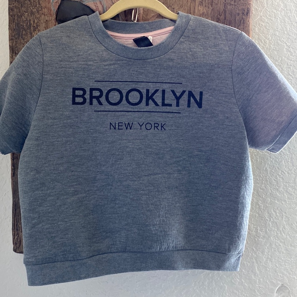New York crop top, color grey.